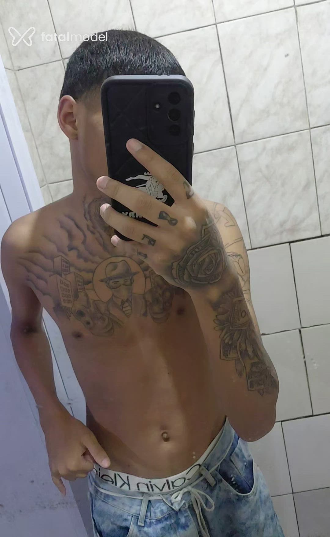 Acompanhante homem com cabelo castanho de olhos castanhos - Ribeiro