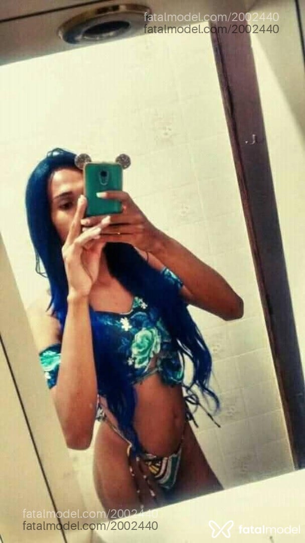 Acompanhante não-binário com cabelo castanho de olhos castanhos - Karodias