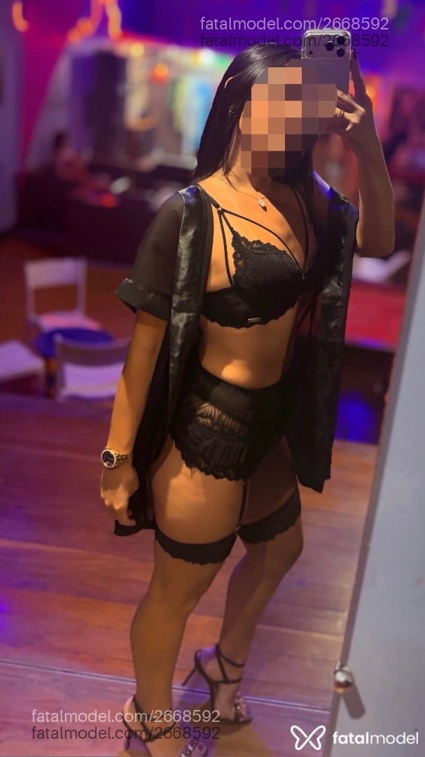 Acompanhante mulher com cabelo castanho de olhos verdes - Jade