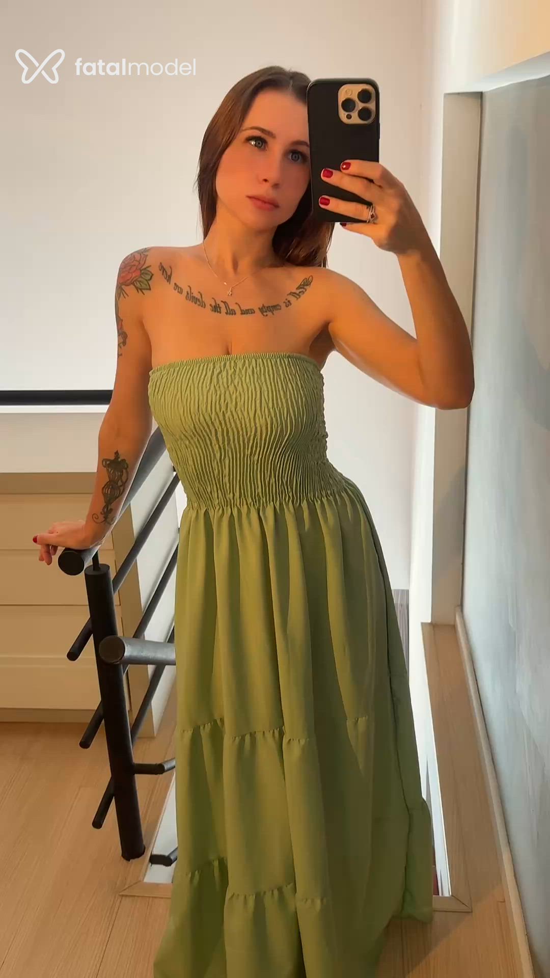 Acompanhante mulher com cabelo castanho de olhos azuis - Paola