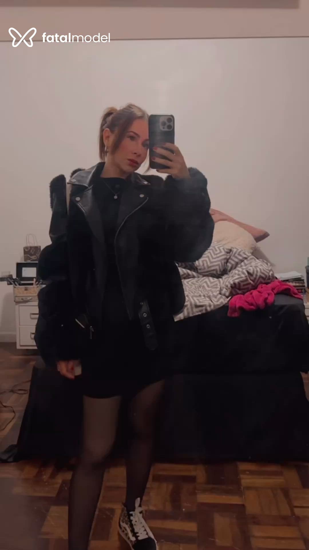 Acompanhante mulher com cabelo castanho de olhos azuis - Paola
