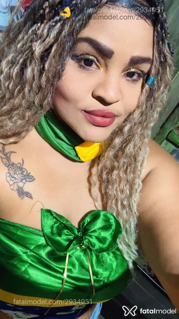Acompanhante mulher loira (o) de olhos castanhos - Lilian