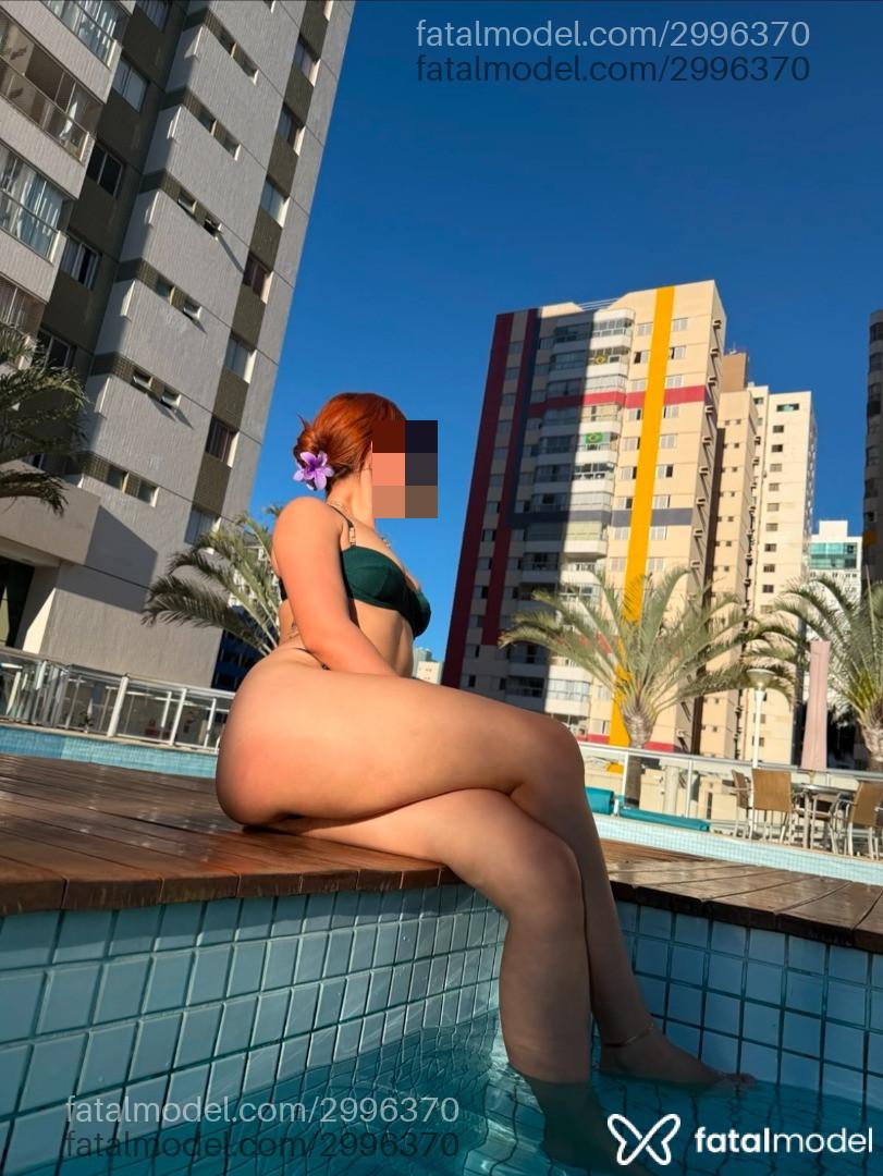 Acompanhante mulher com cabelo colorido de olhos castanhos - Mary Bueno