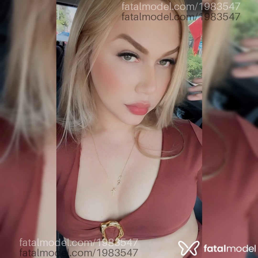Acompanhante mulher trans com cabelo castanho de olhos verdes - Branquinhaa