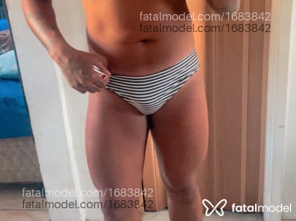 Acompanhante homem sem cabelo de olhos castanhos - Diass