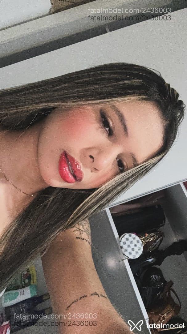 Acompanhante mulher loira (o) de olhos castanhos - Bestriz