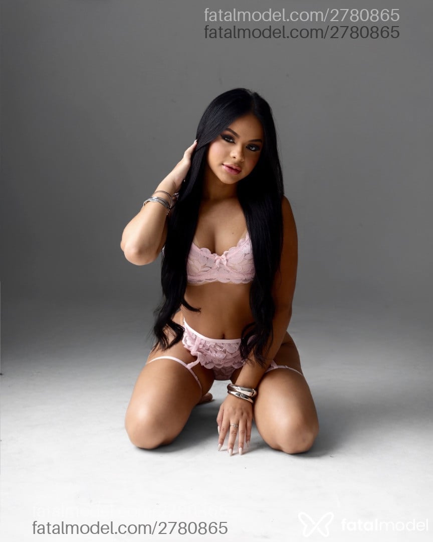 Acompanhante mulher morena (o) de olhos castanhos - Letícia Sofia