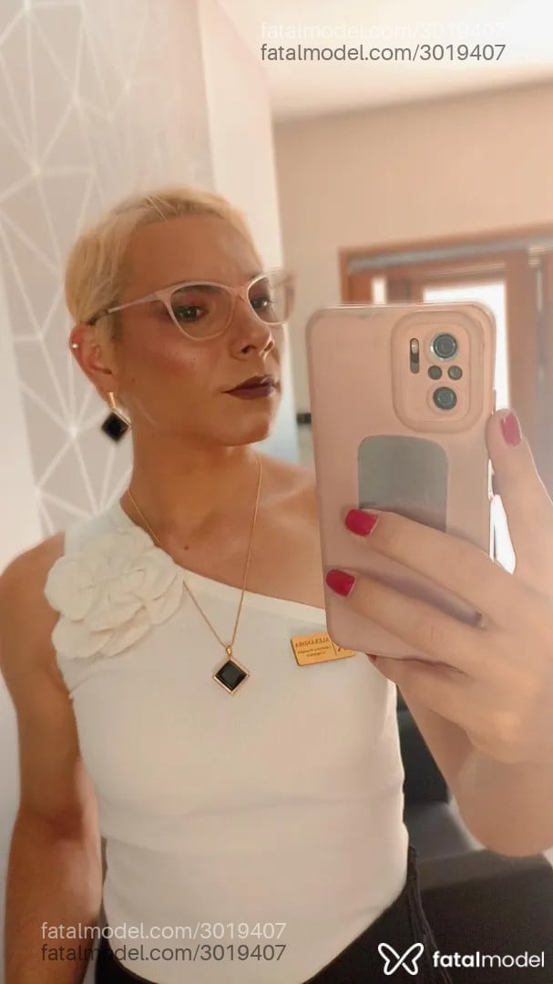Acompanhante mulher trans morena (o) de olhos castanhos - Alexa
