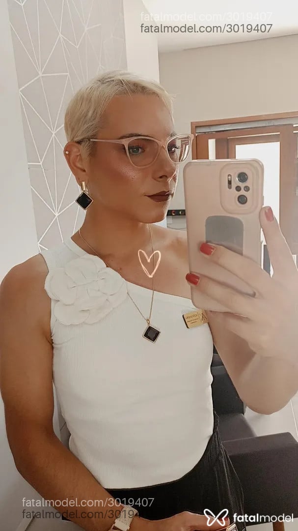 Acompanhante mulher trans morena (o) de olhos castanhos - Alexa
