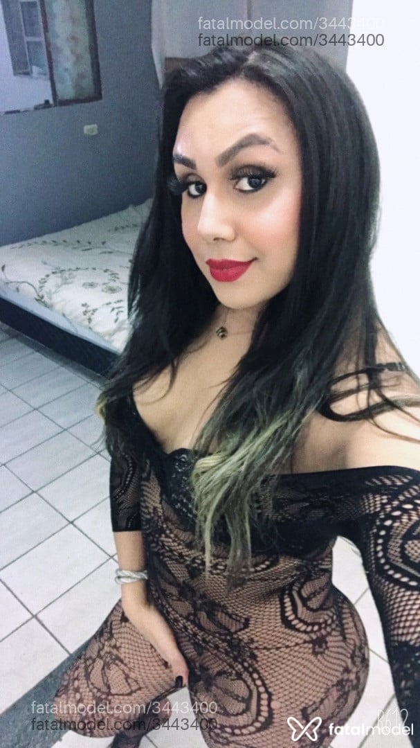 Acompanhante mulher trans morena (o) de olhos castanhos - Lii