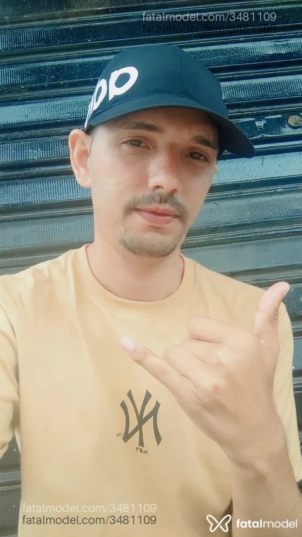 Acompanhante homem com cabelo castanho de olhos castanhos - Marcos