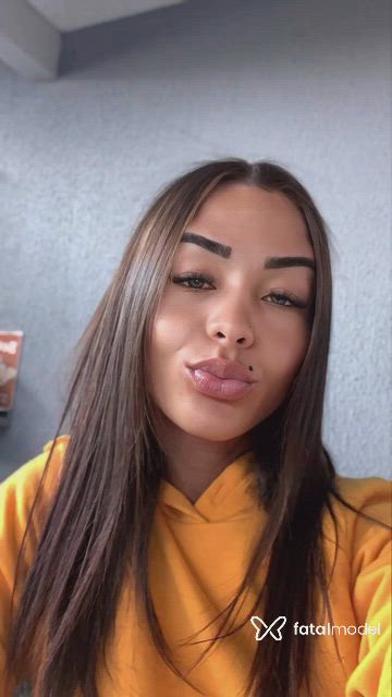 Acompanhante mulher trans com cabelo castanho de olhos azuis - Myrella alves