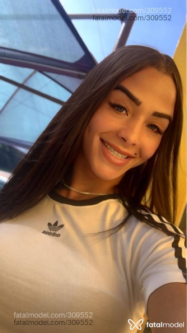 Acompanhante mulher trans com cabelo castanho de olhos azuis - Myrella alves