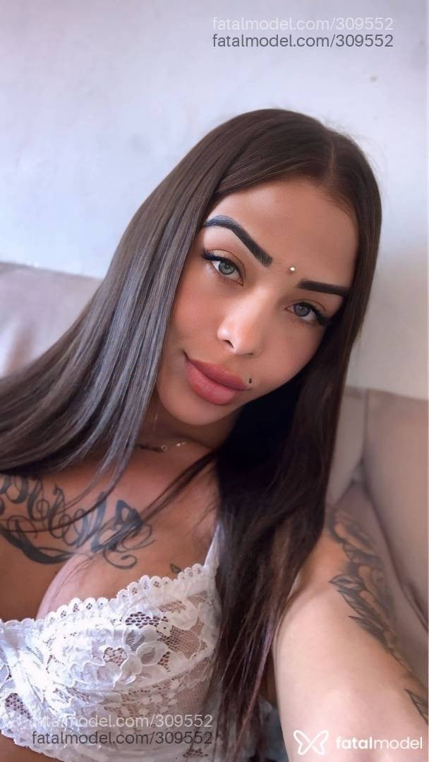 Acompanhante mulher trans com cabelo castanho de olhos azuis - Myrella alves