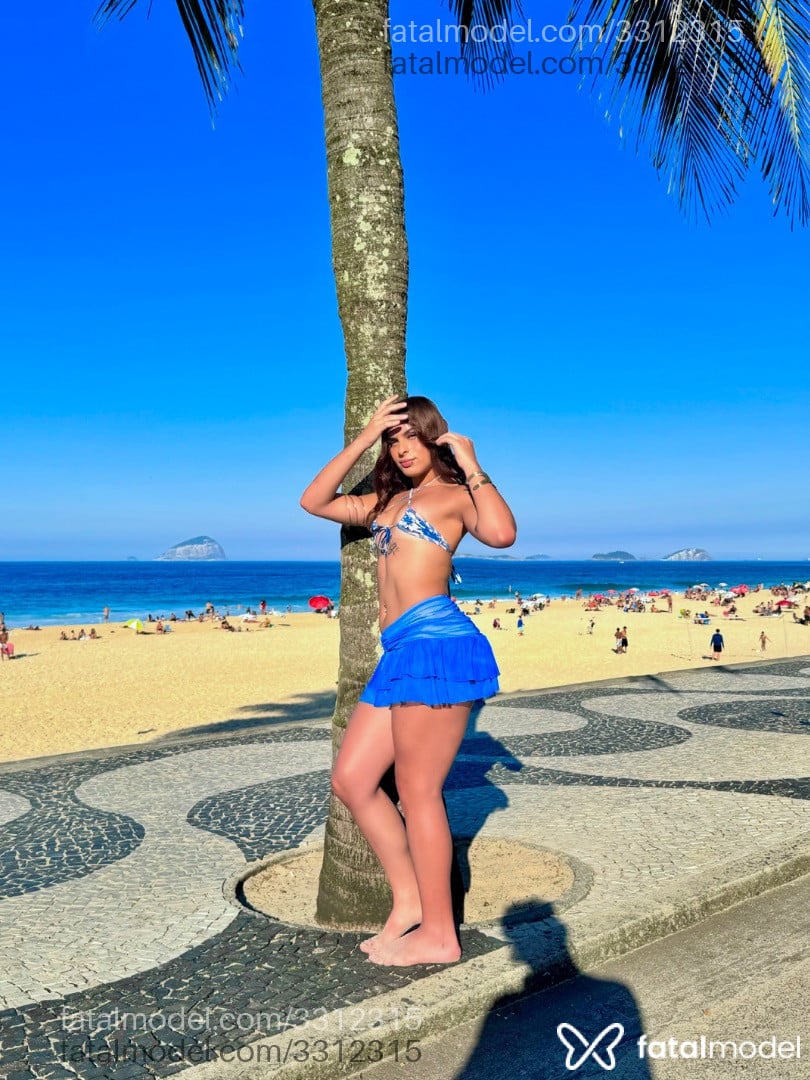 Acompanhante mulher trans com cabelo castanho de olhos castanhos - Rilary Rosa