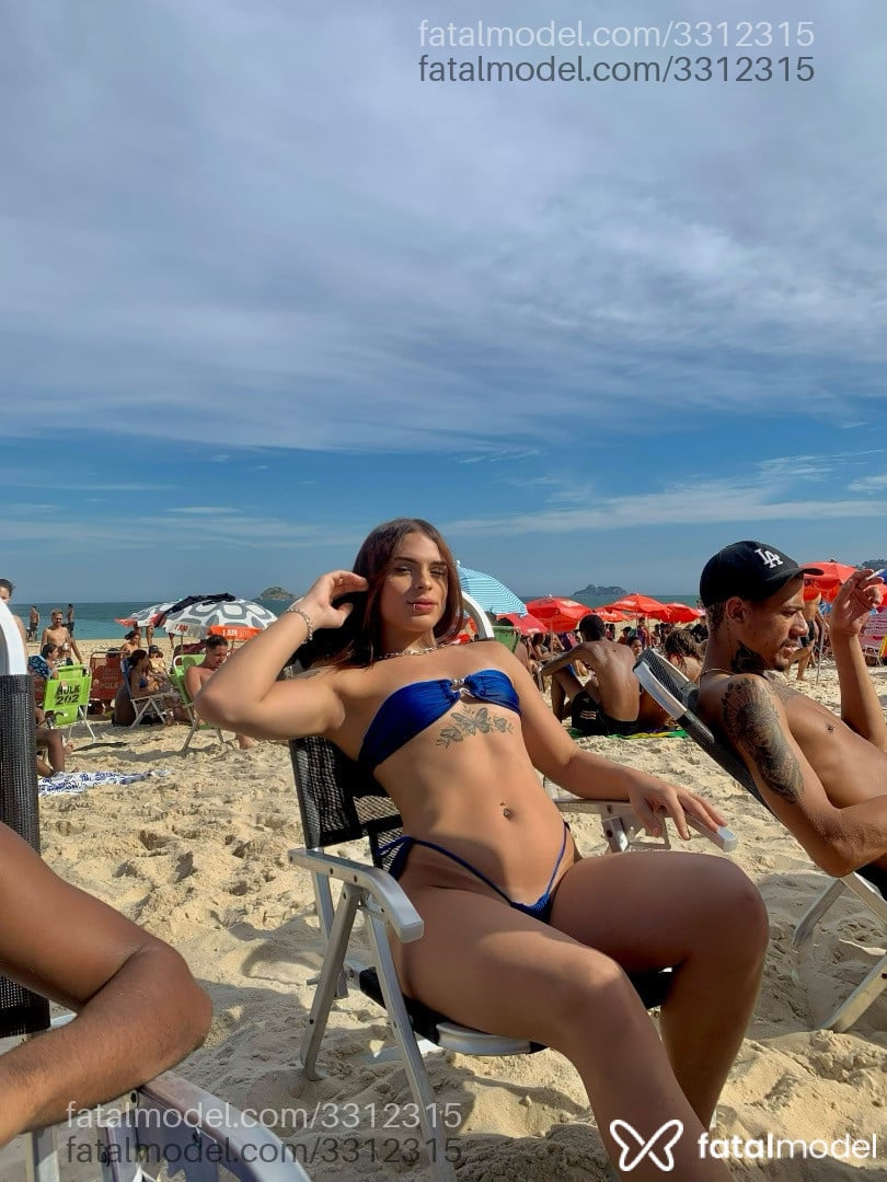 Acompanhante mulher trans com cabelo castanho de olhos castanhos - Rilary Rosa