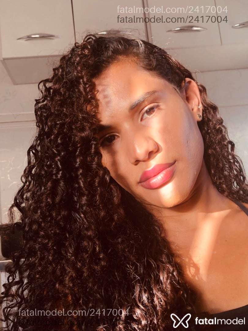 Acompanhante mulher trans morena (o) de olhos castanhos - Bella