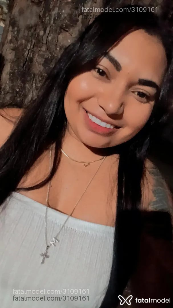 Acompanhante mulher morena (o) de olhos castanhos - Esmeralda
