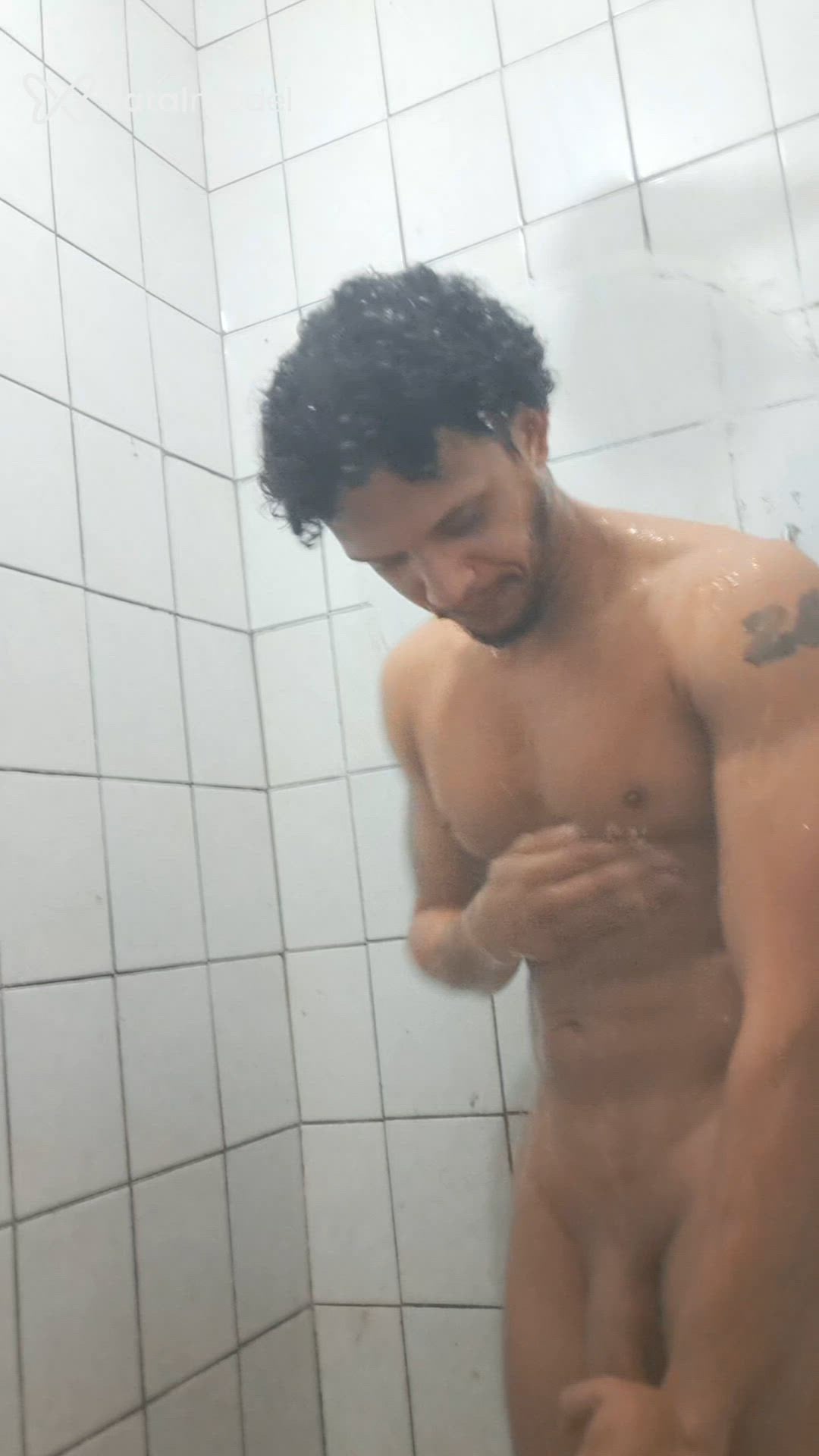 Acompanhante homem com cabelo castanho de olhos castanhos - Cravo Souza