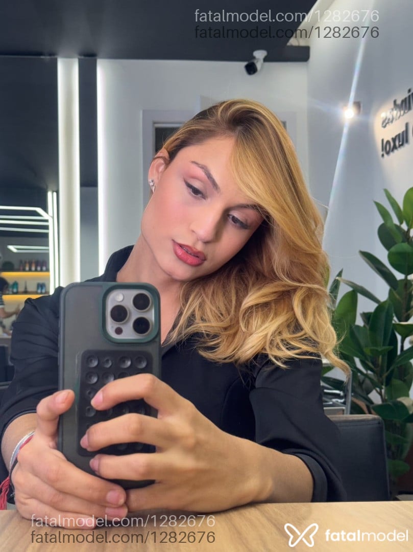 Acompanhante mulher trans loira (o) de olhos castanhos - Jady