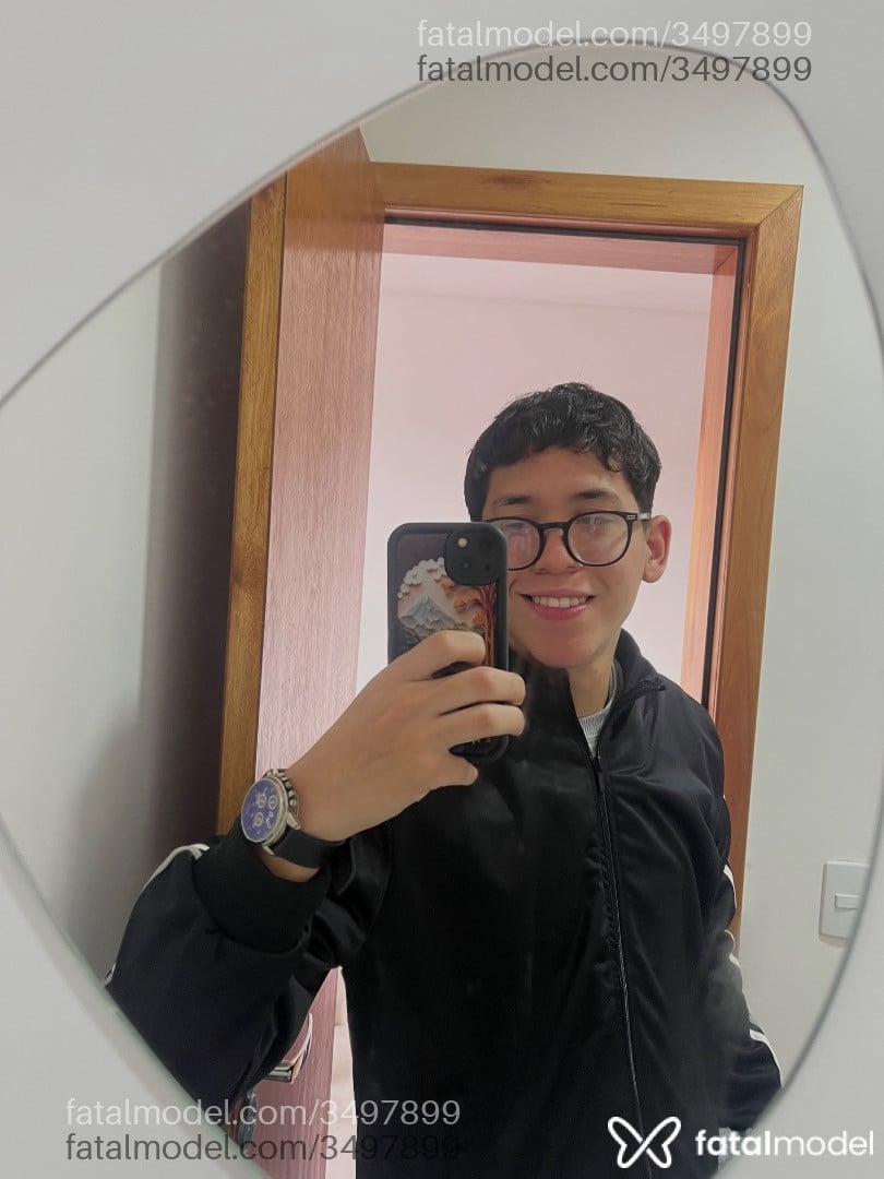 Acompanhante homem com cabelo castanho de olhos pretos - Jonas