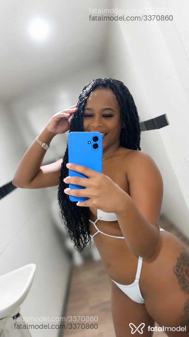 Acompanhante mulher morena (o) de olhos castanhos - Preta