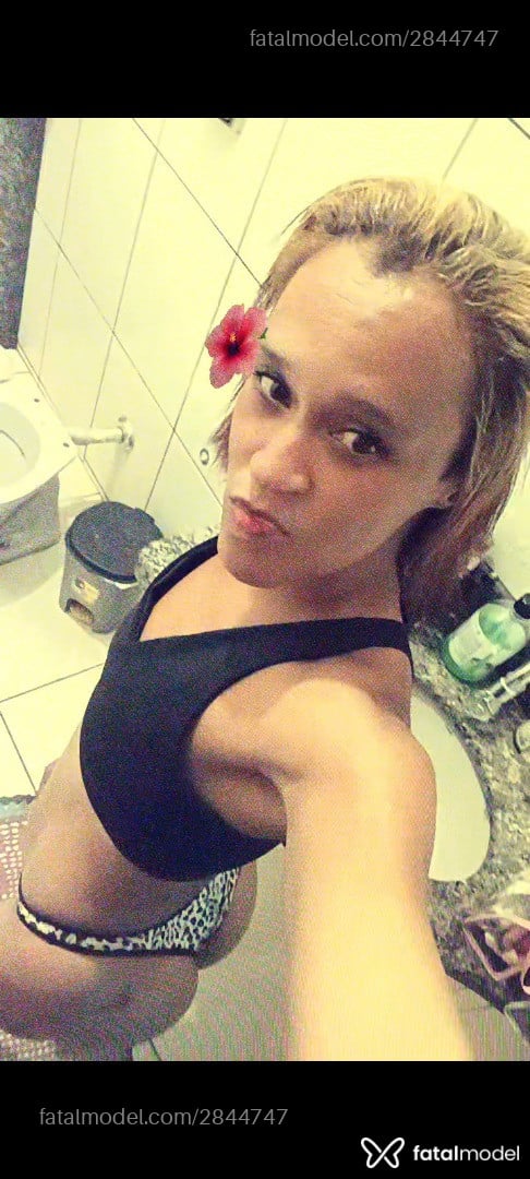 Acompanhante mulher com cabelo castanho de olhos mel - Borboleta