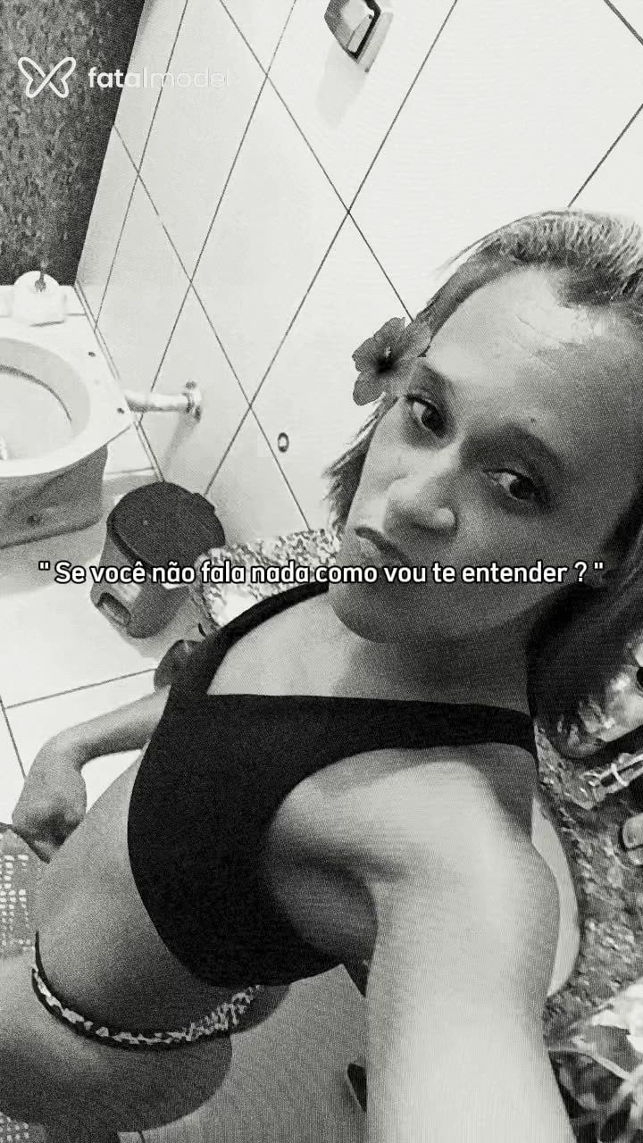 Acompanhante mulher com cabelo castanho de olhos mel - Borboleta