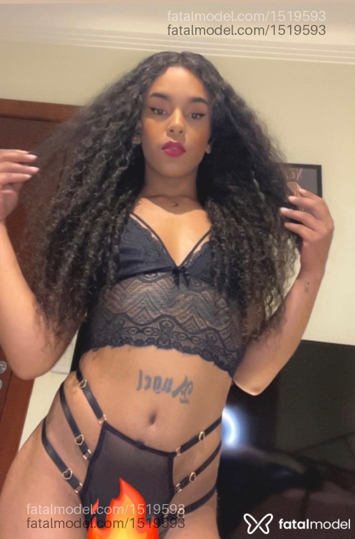 Acompanhante mulher trans com cabelo castanho de olhos castanhos - Lyrena