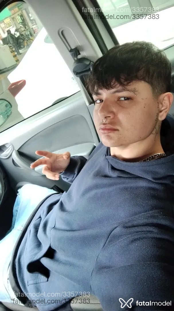 Acompanhante homem trans com cabelo castanho de olhos castanhos - Zac Teixeira