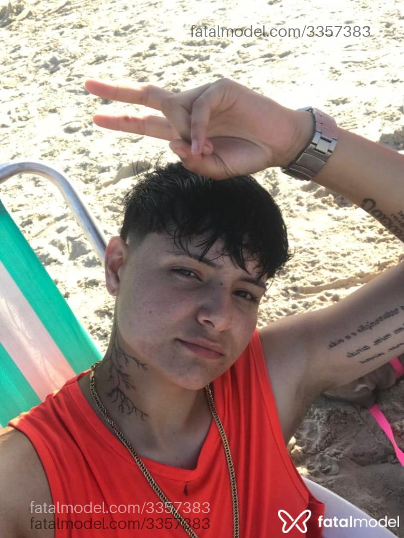 Acompanhante homem trans com cabelo castanho de olhos castanhos - Zac Teixeira