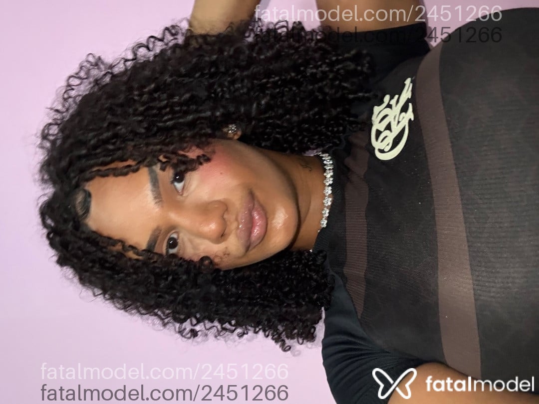 Acompanhante mulher trans morena (o) de olhos pretos - Ailana Cz