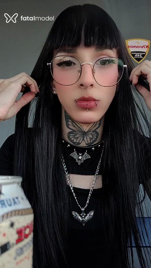 Acompanhante mulher trans morena (o) de olhos verdes - Góticazinha