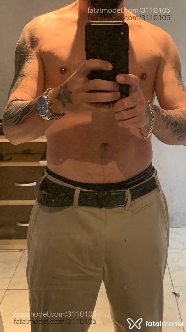 Acompanhante homem com cabelo grisalho de olhos castanhos - Griza