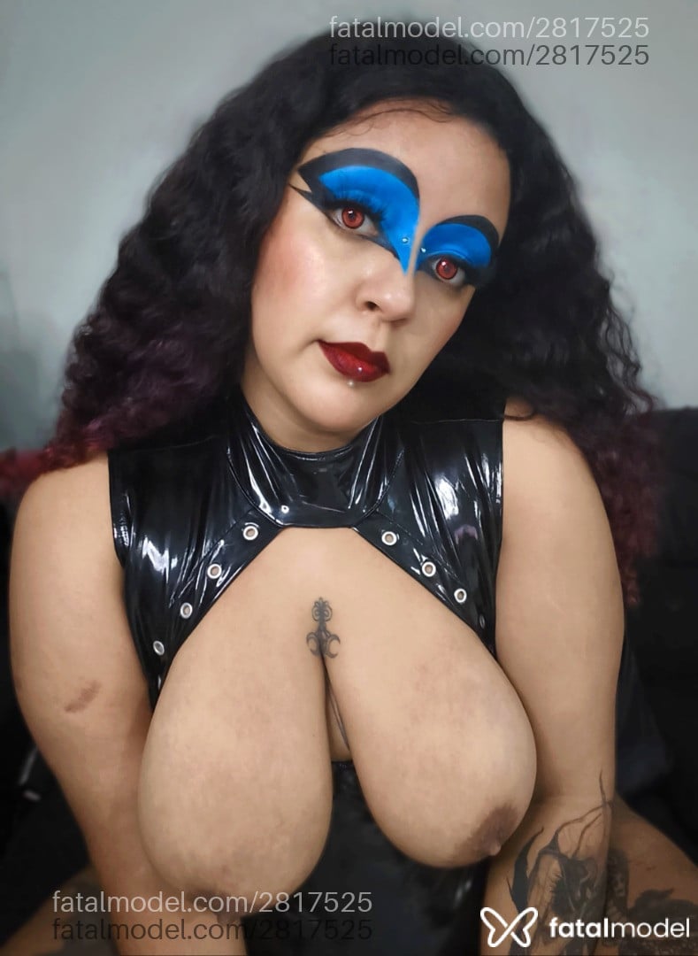 Acompanhante mulher com cabelo colorido de olhos castanhos - Lola Harlot Acompanhante mulher com cabelo colorido de olhos castanhos - Lola Harlot