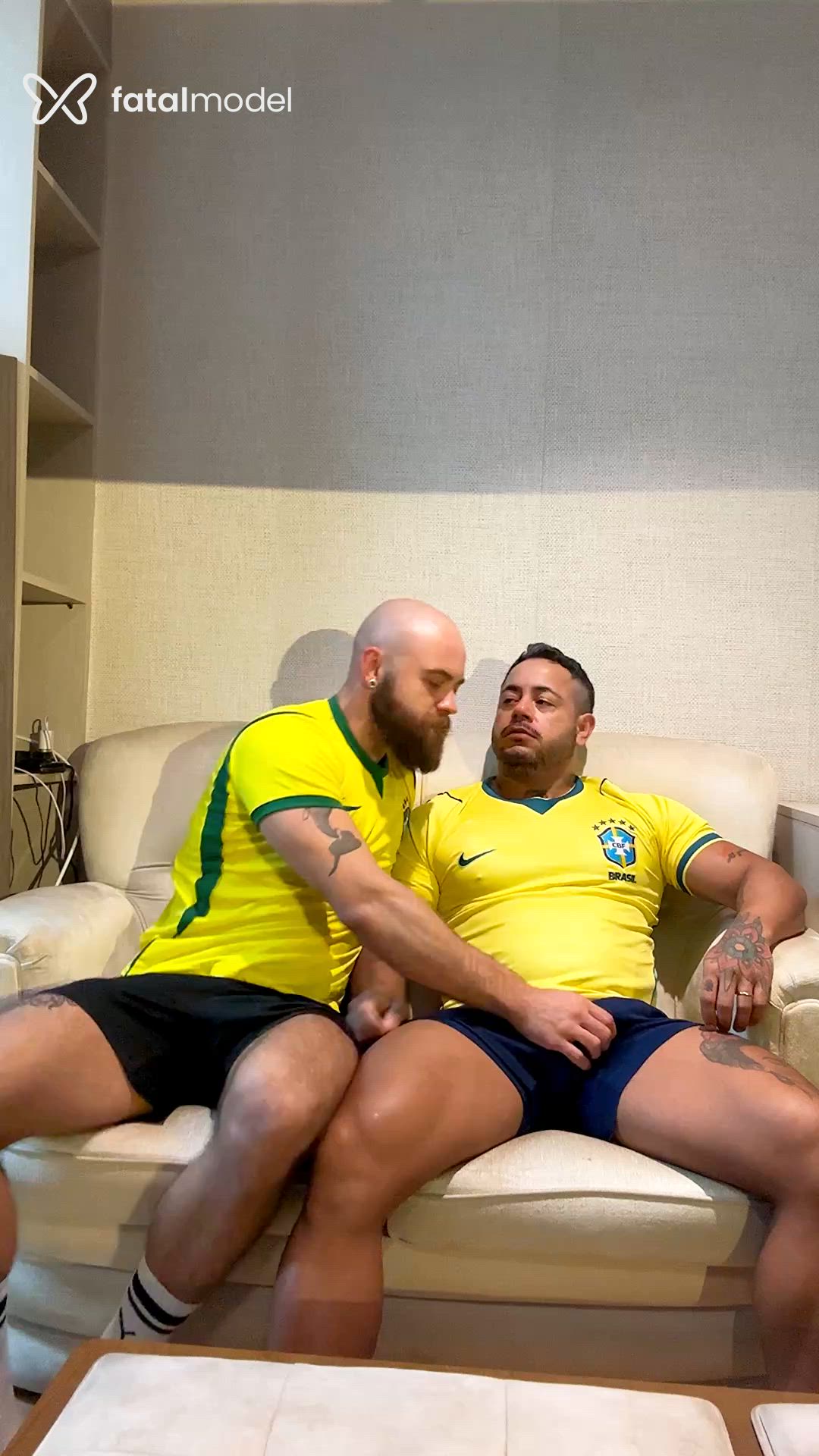 Acompanhante homem sem cabelo de olhos verdes - Dionísios