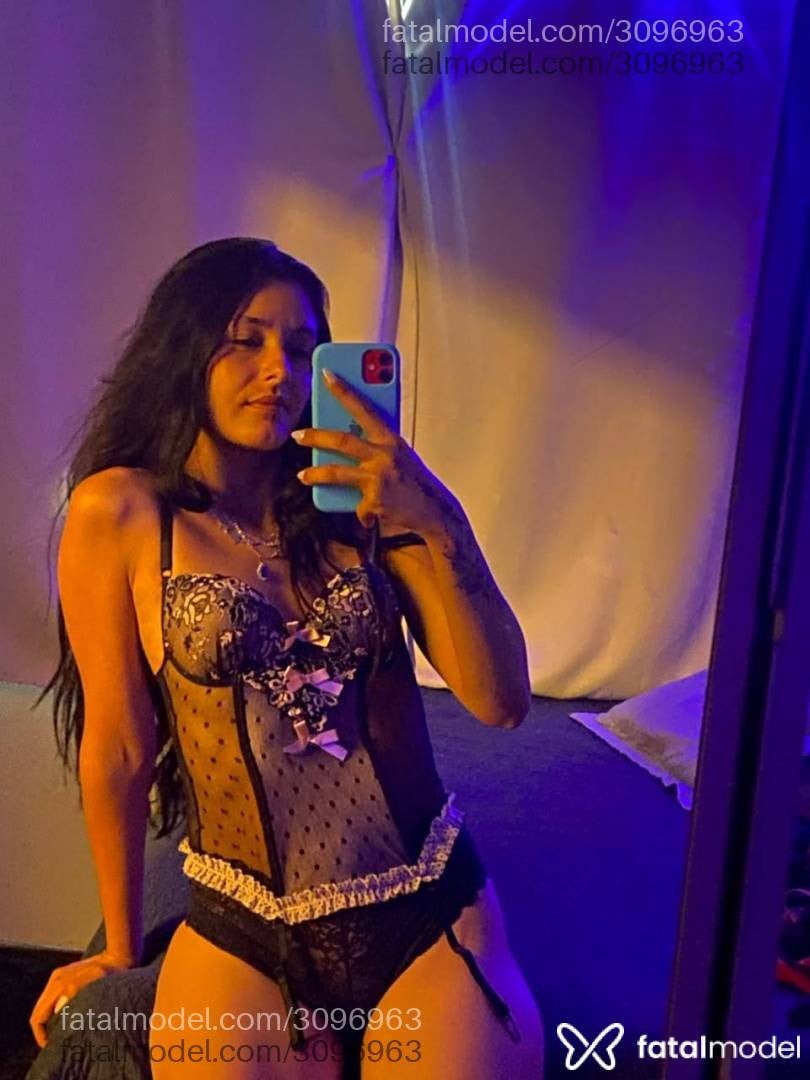 Acompanhante mulher morena (o) de olhos castanhos - Lua