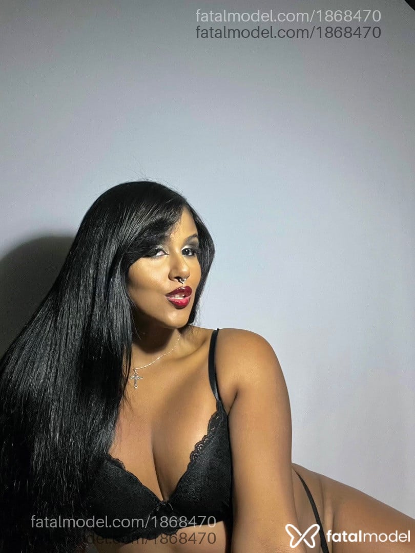 Acompanhante mulher trans morena (o) de olhos pretos - Lia Vitoreli