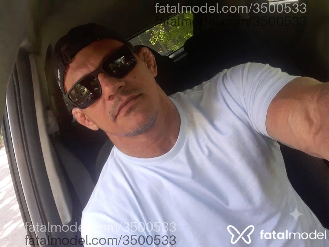 Acompanhante homem com cabelo castanho de olhos castanhos - Raphael
