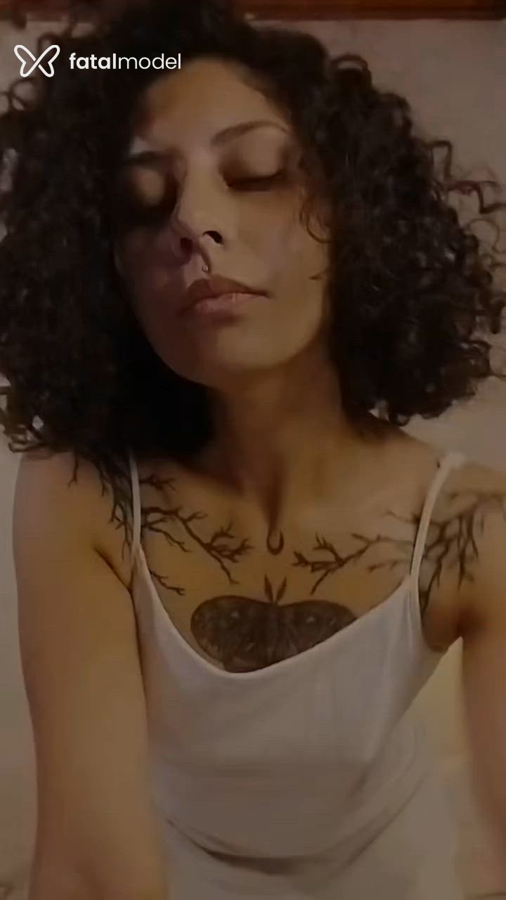 Acompanhante mulher com cabelo castanho de olhos castanhos - Alecram