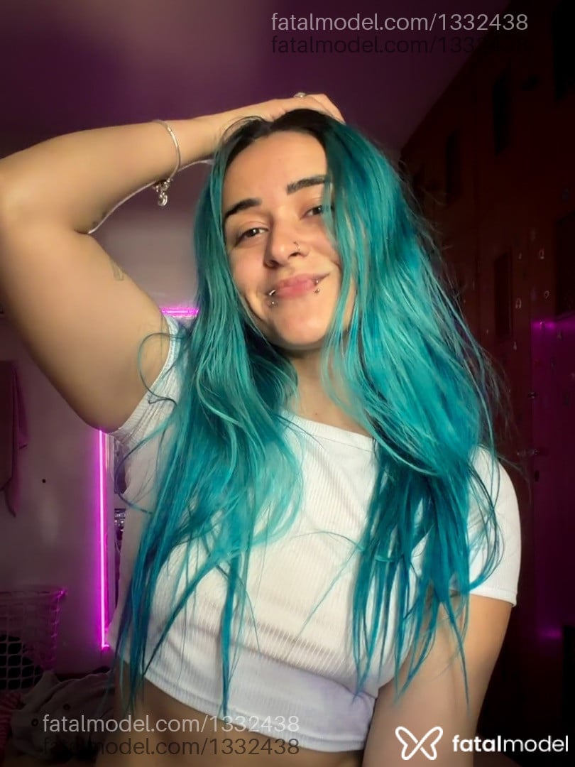 Acompanhante mulher com cabelo colorido de olhos castanhos - Rafaela Unicórnio