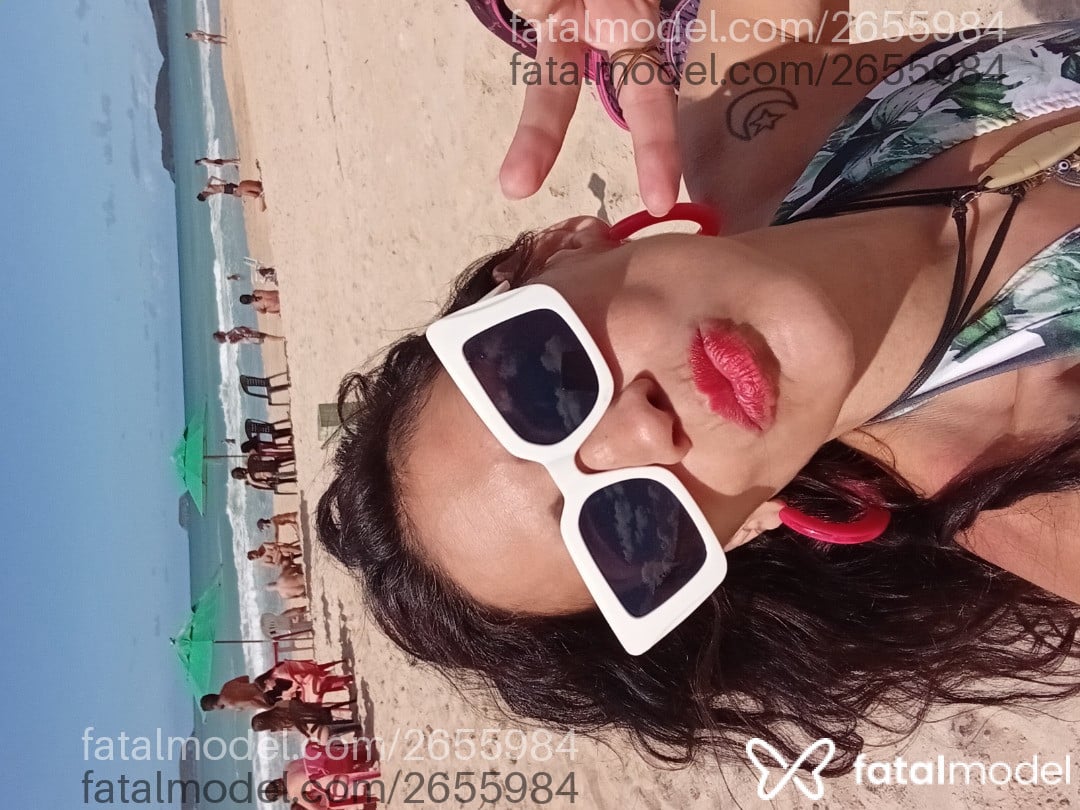 Acompanhante mulher com cabelo castanho de olhos castanhos - Larissa
