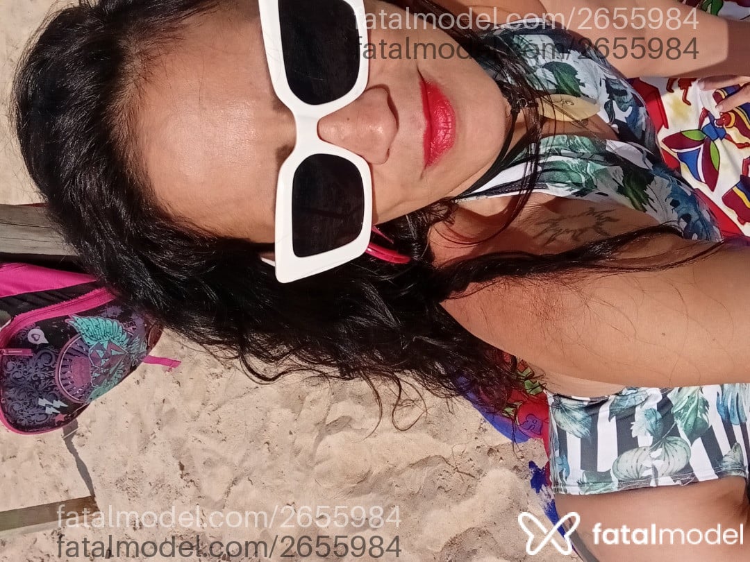 Acompanhante mulher com cabelo castanho de olhos castanhos - Larissa
