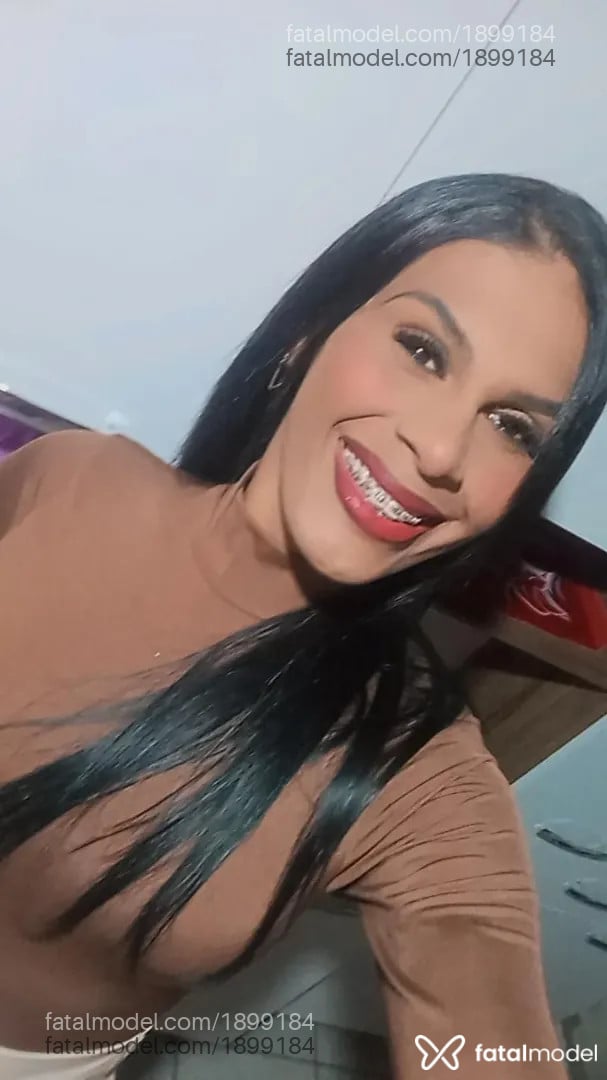 Acompanhante mulher trans com cabelo castanho de olhos mel - Rayka