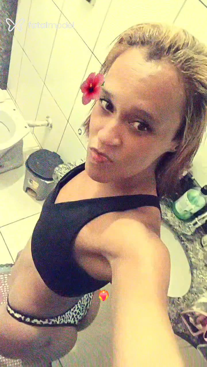 Acompanhante mulher com cabelo castanho de olhos mel - Borboleta