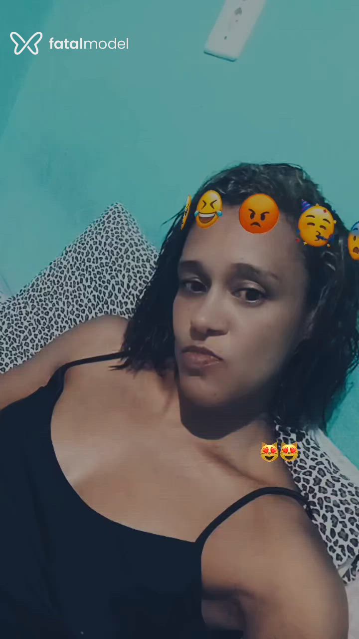Acompanhante mulher com cabelo castanho de olhos mel - Borboleta