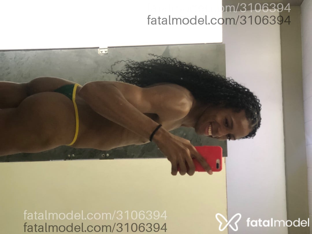 Acompanhante não-binário sem cabelo de olhos pretos - Júlia