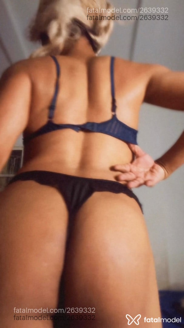 Acompanhante mulher trans com cabelo castanho de olhos castanhos - Renata
