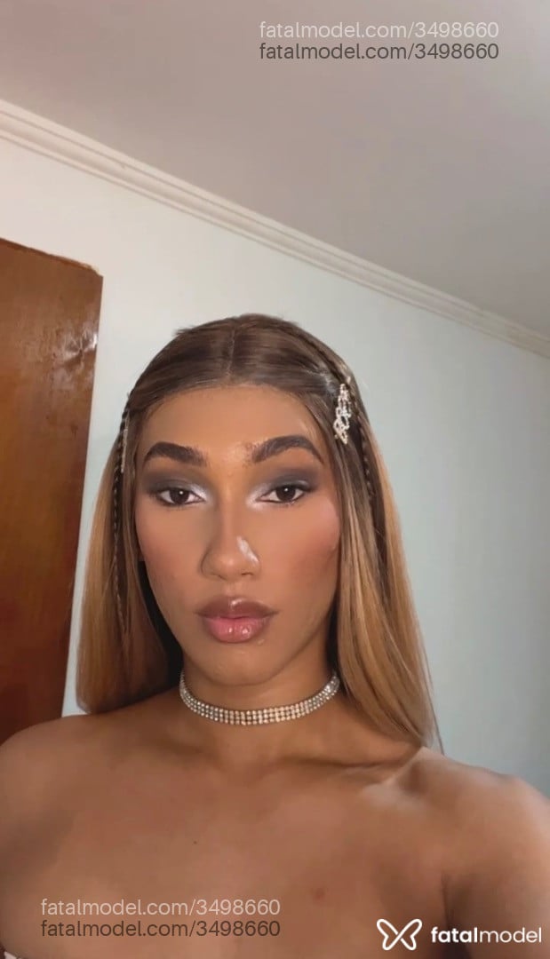 Acompanhante mulher trans morena (o) de olhos castanhos - Zuri Campos