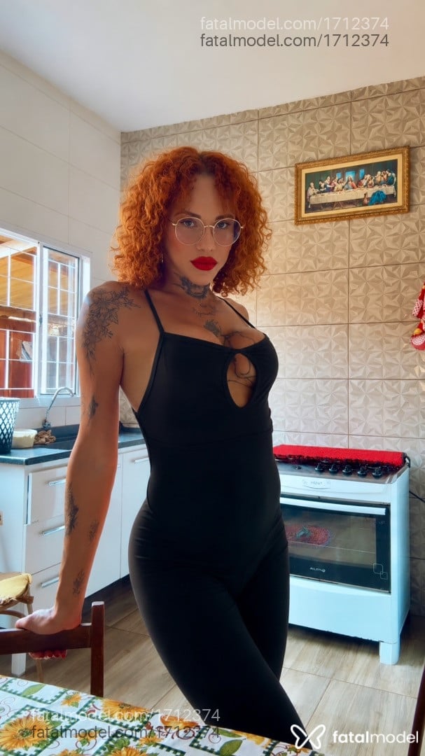 Acompanhante mulher trans ruiva (o) de olhos castanhos - Lala Lisa